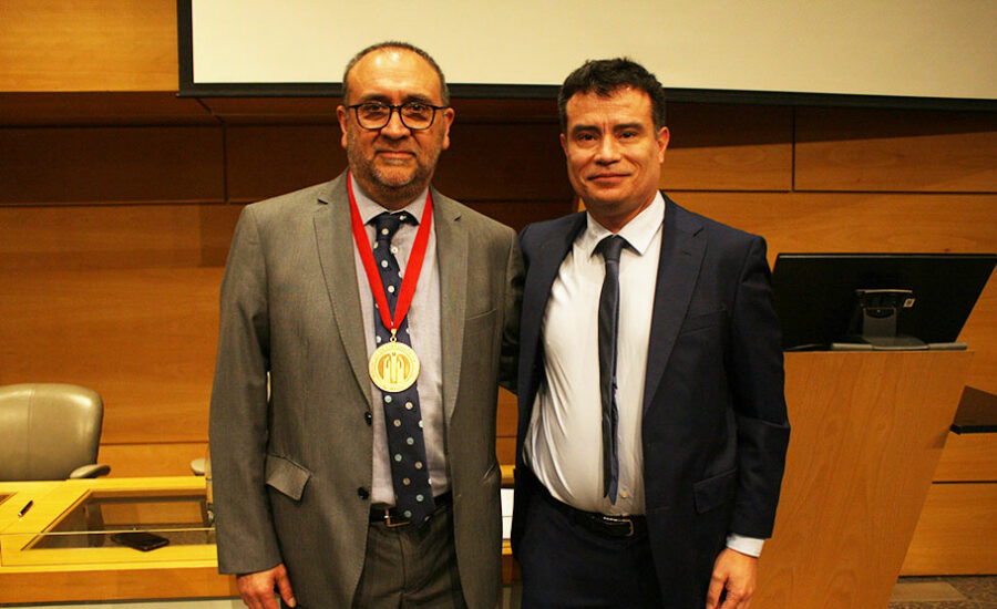 El Dr. Alejandro Barrera entrega diplomas en Clínica Alemana de Santiago -  Sociedad de Cirujanos de Chile